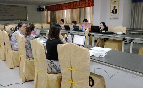  各家的客服美女真是巾幗不讓須眉啊，學習工作兩不誤